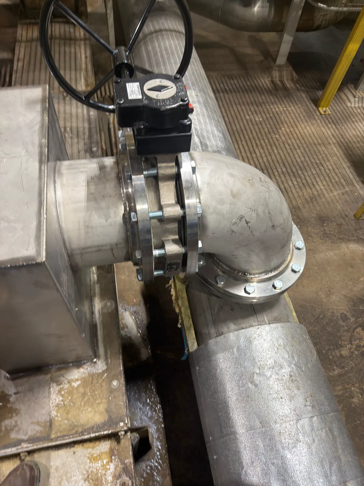 Flanged elbow and knife-gate valve on insulated pipe