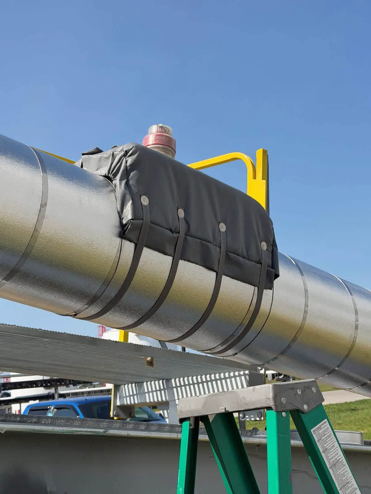Removable insulation jacket on insulated pipe