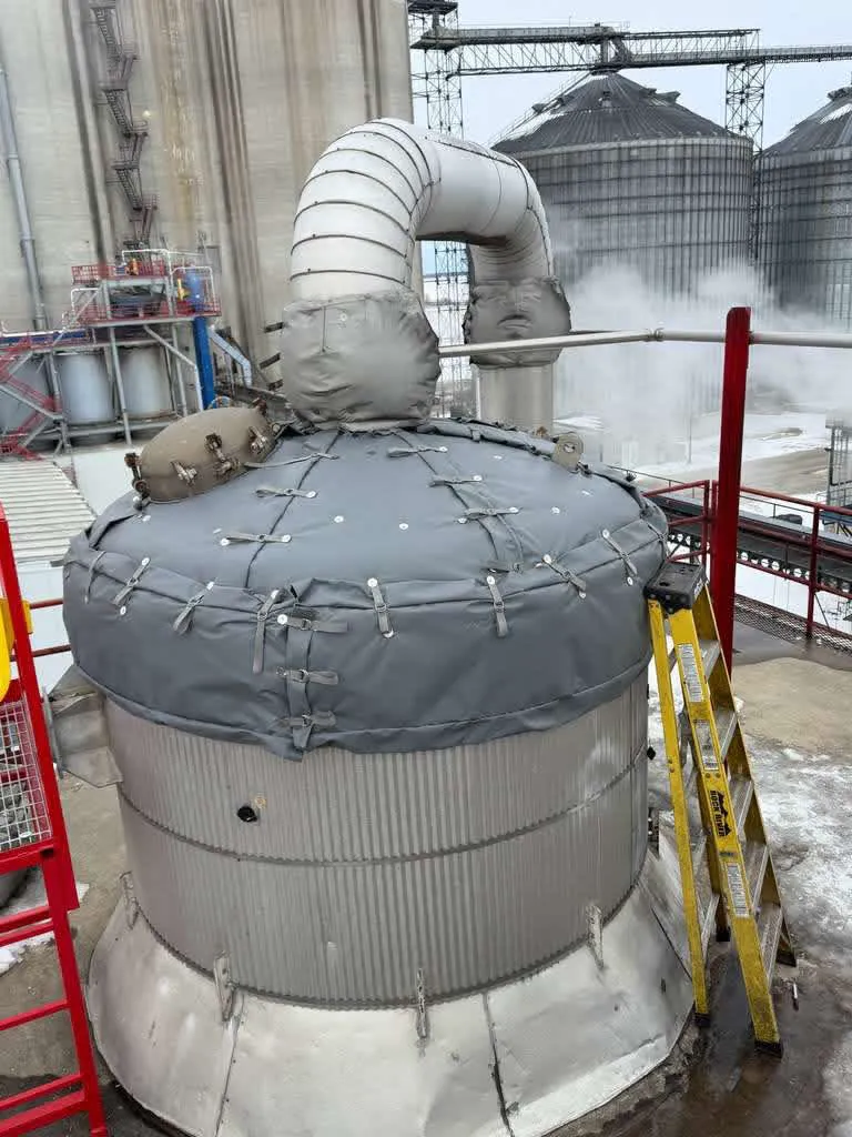 Insulation blanket on vessel dome head